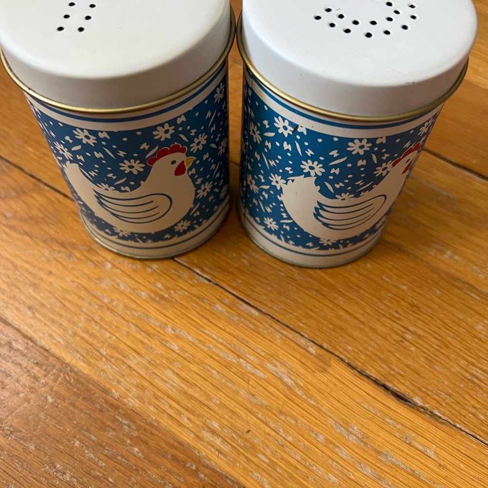 Vintage tin salt and pepper shakers - Picture 2 of 6